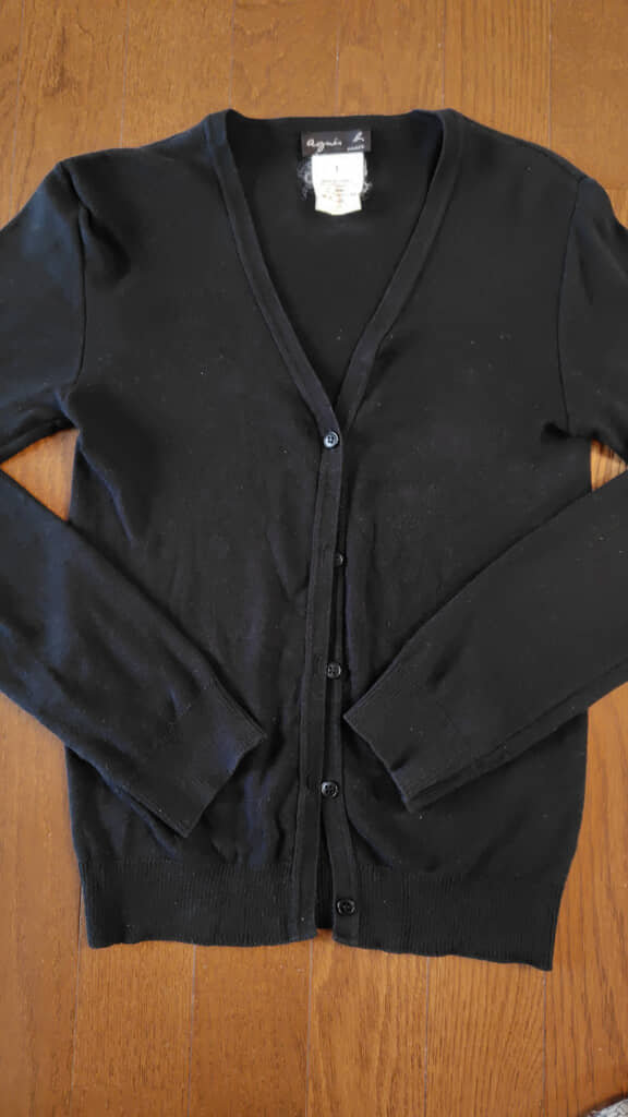 ゆうさんが愛用している黒のアニエス・ベーのカーディガン。型崩れがほとんどない。