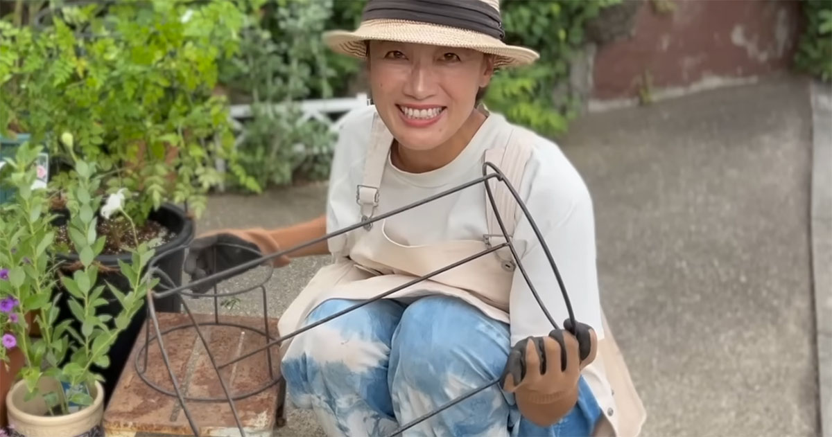 ダイソーの鉢スタンド→“浮かせるだけじゃない”目からウロコの活用術に「思いつかなかった！」「すぐやります！」（1/3） | ライフハック ねとらぼ