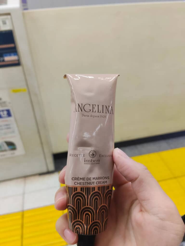 ハンドクリームと勘違いしたマロンクリームのチューブを持つ手