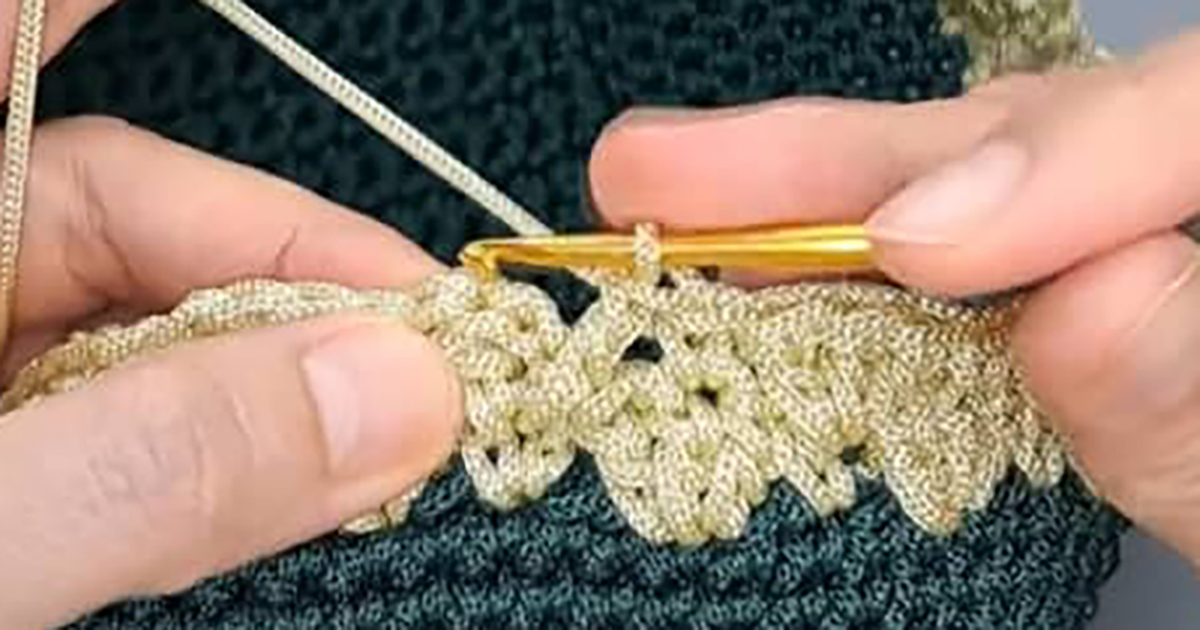 2色の糸を、かぎ針でザクザク編んでいくと……　「なんてきれいな色」　普段使いにぴったりな“おしゃれアイテム”に「作ってみます！」（1/2） | 編み物 ねとらぼ