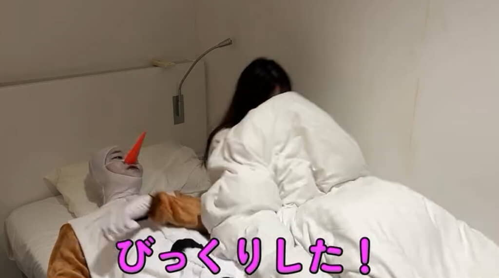 びっくりして飛び起きるみゆりさん