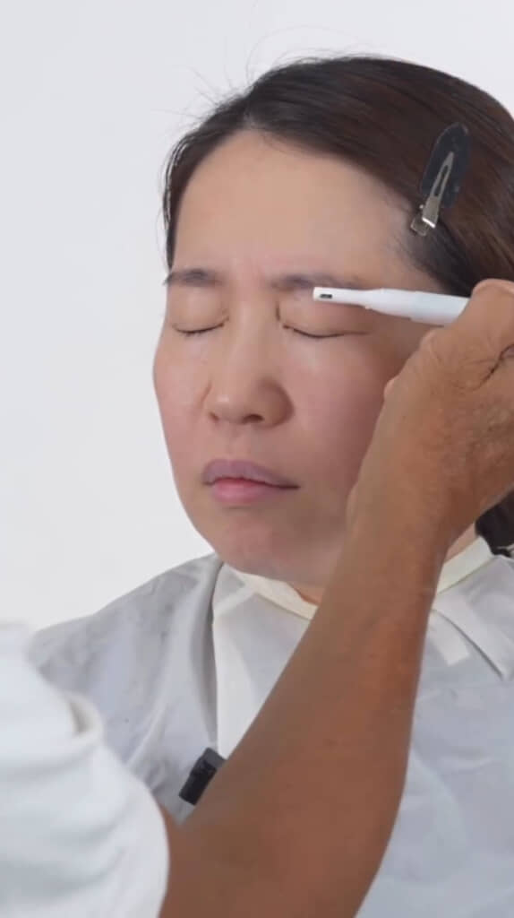 眉毛を整えるところから