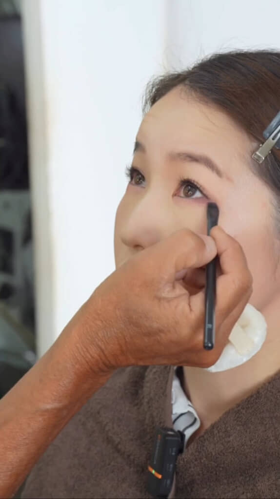 目の三角ゾーンにもかるく色を入れていきます