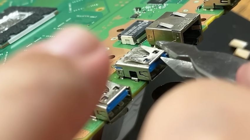 基板を熱しながらUSBポートを移植する様子