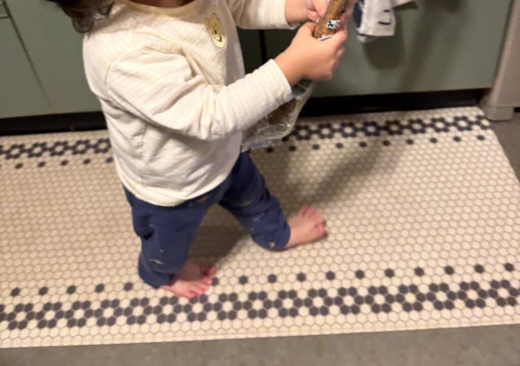 何かを持ってる息子くん