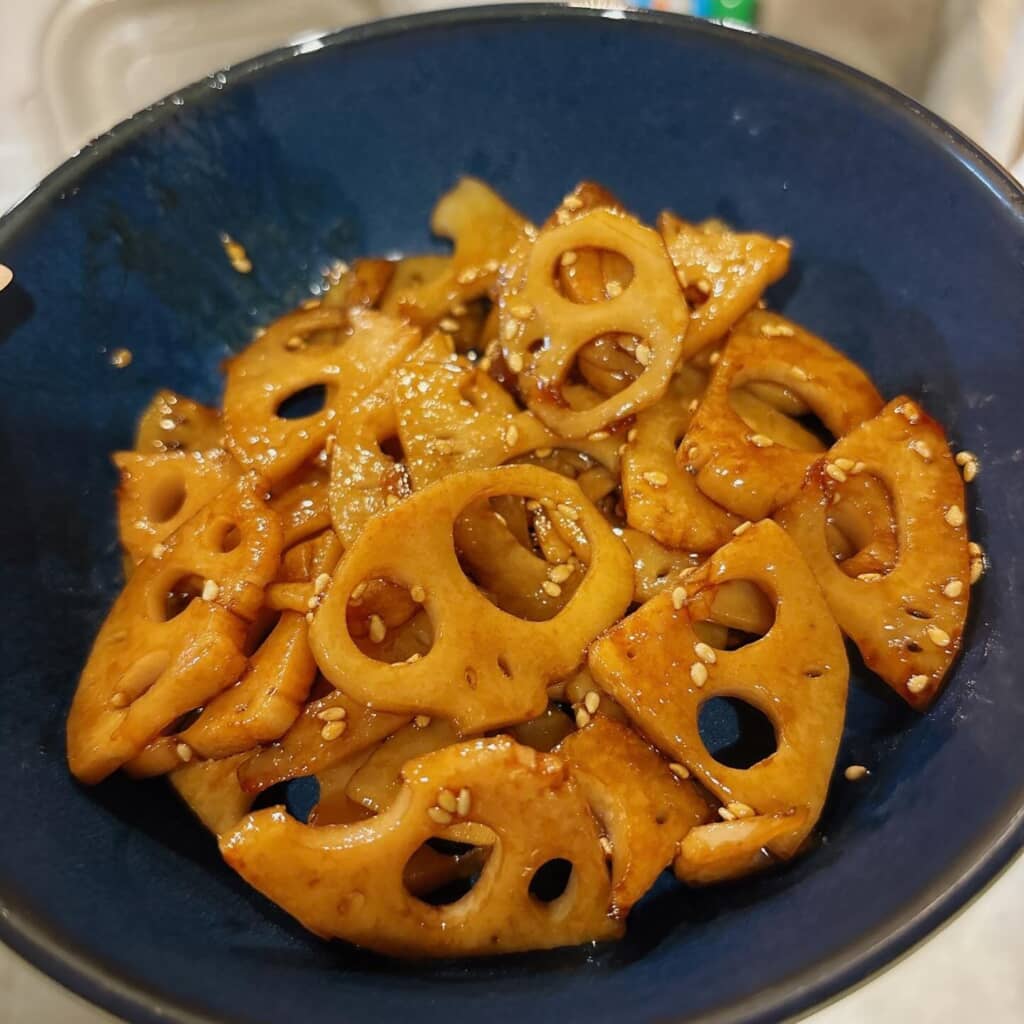 甘辛い照りがついたレンコンのきんぴらが盛られた青い器