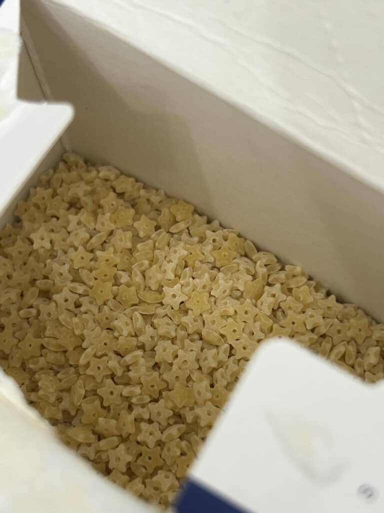 開封された箱の中に、小さな星型パスタがぎっしり入っている様子
