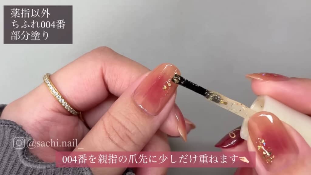 ゴールド系ラメでアクセント