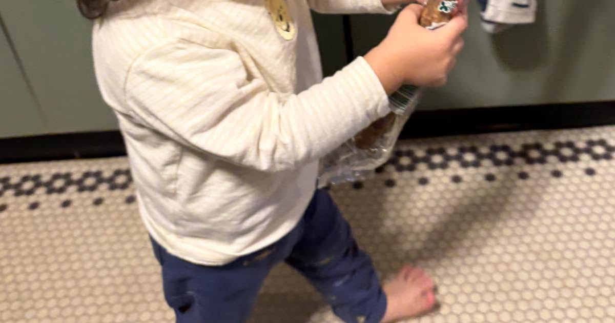 ママ「助けてください」→お風呂に入る直前、息子が握っていたのは……「爆笑してる」　“衝撃の持ち物”に「いい出汁が出そうですね」（1/2） | 育児 ねとらぼ