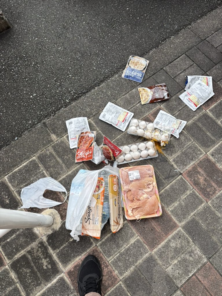 散らばってしまった食品……