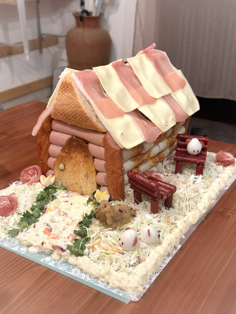 ちくわ・魚肉ソーセージ・フランスパンなどを使って作られた「おつまみハウス」の全景