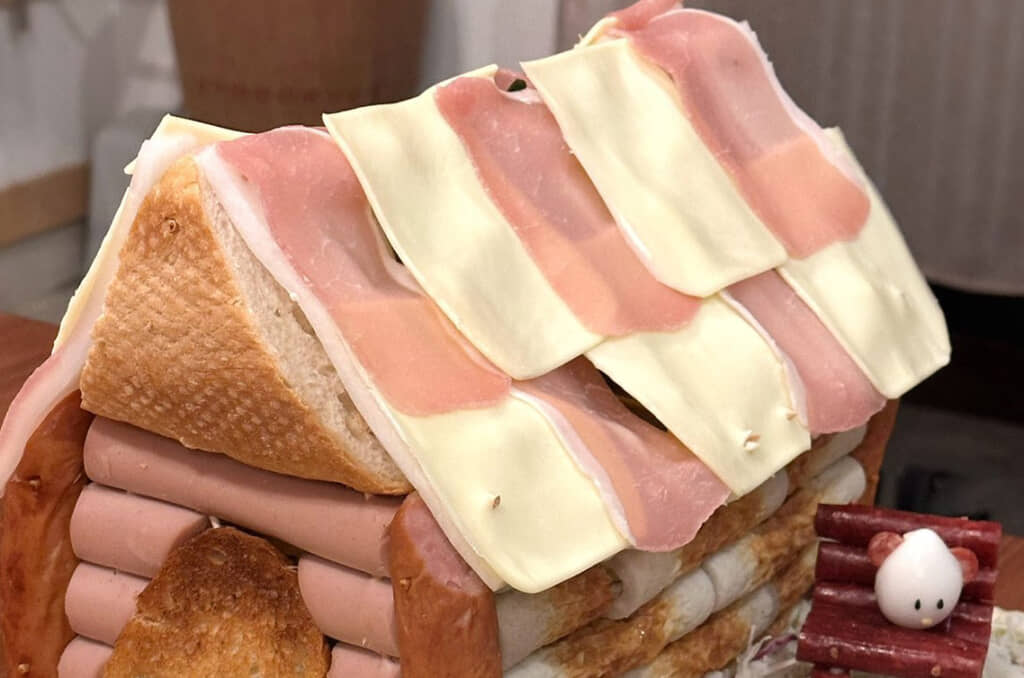 きゅうりを下地に、大根スライス・チーズ・生ハムを重ねて作られたおつまみハウスの屋根のアップ
