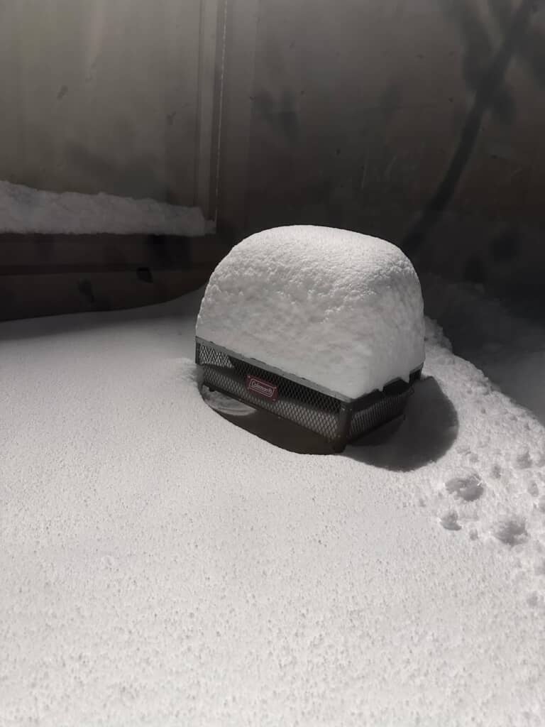 雪が降り積もったBBQコンロ