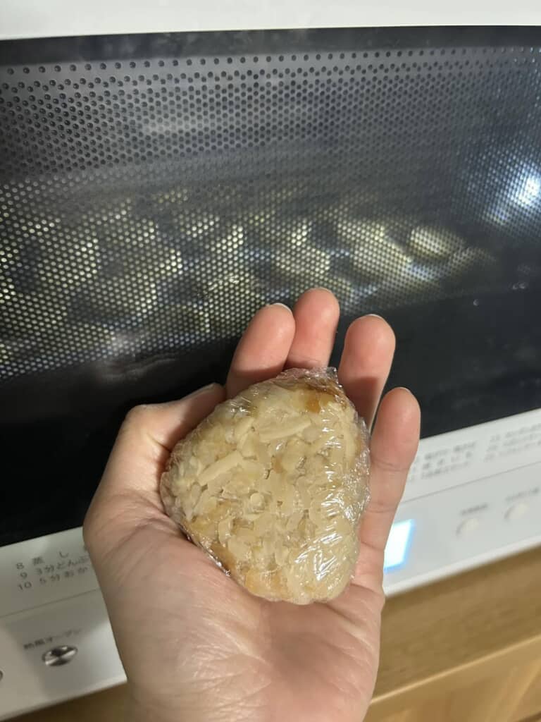炊き込みご飯でおにぎり