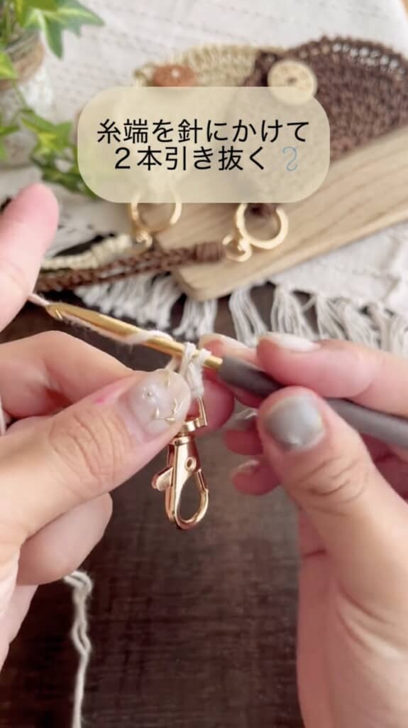 糸端を針にかけ、2本同時に引き抜く