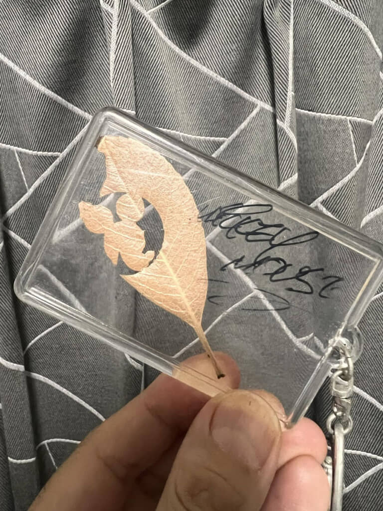 トムソーヤ島の木々にときどきみられるという、隠れミッキーの葉っぱで作ったキーホルダー