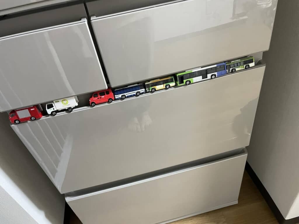 冷蔵庫の隙間に、ミニカーがキレイにシンデレラフィット