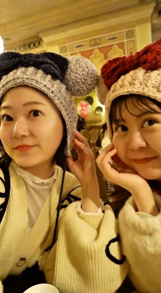 ネイビーとレッドのキャップがかわいい