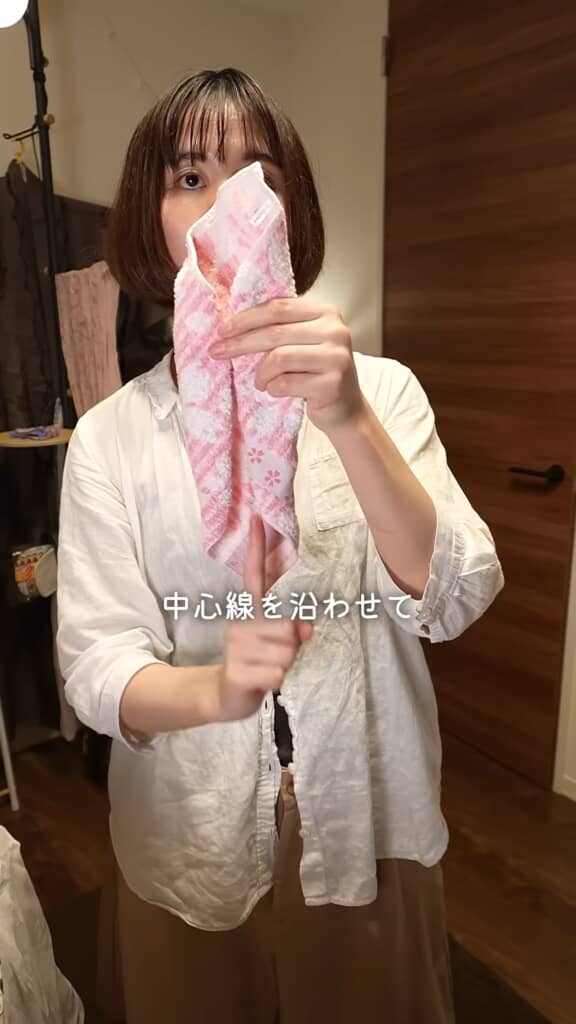 中心線を襟に沿わせる