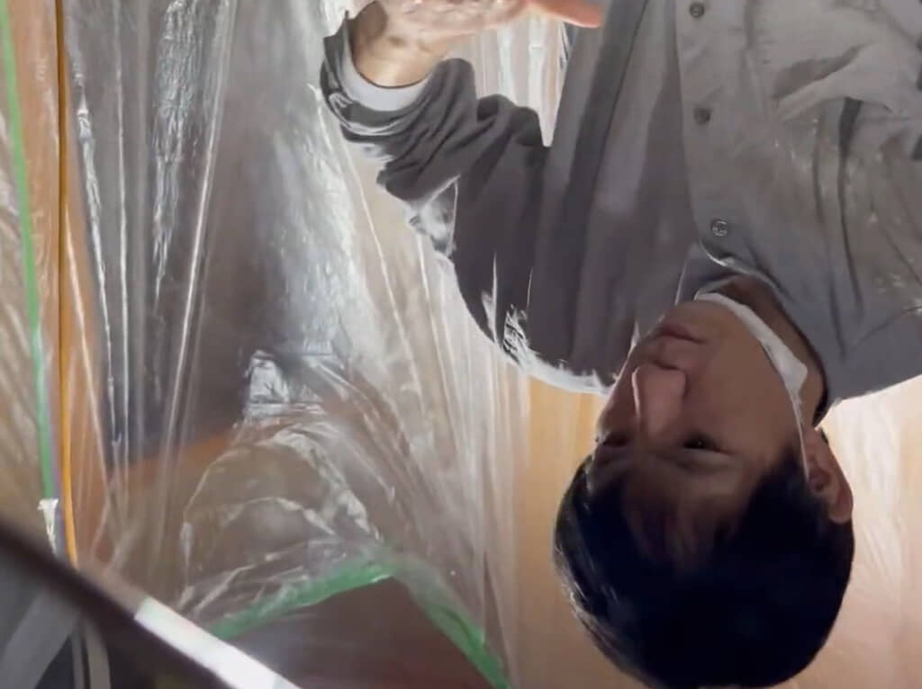 写真の天地を間違えたように見えるでしょうが、実はこれ、机に映り込んだ職人さんなのです……