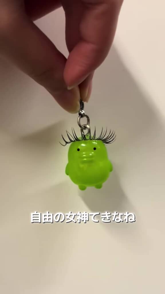 つけまを頭の上に広げ、自由の女神の冠のように見えるくちぱっち