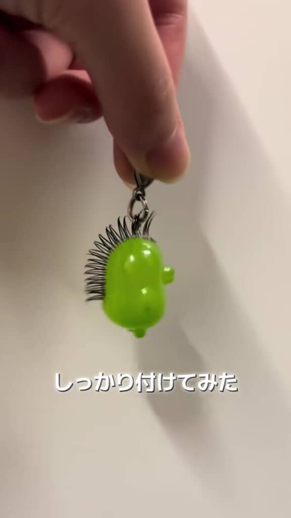 つけまつげがくちぱっちの頭頂部にモヒカン状にくっついている様子（横から）