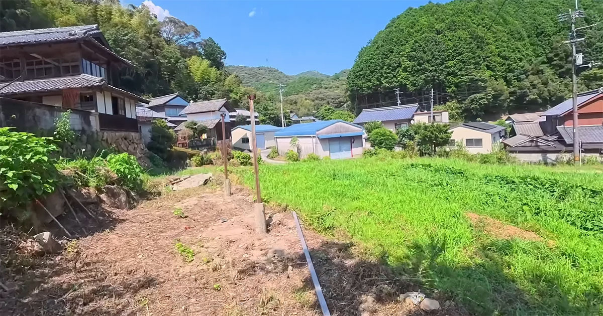 “何もなかった畑”→夫妻がコツコツ作り上げたのは……　想像を超える光景に「こんな素敵なのがあるなんて」「オシャレです」（1/3） | リフォーム・リノベーション・DIY ねとらぼ