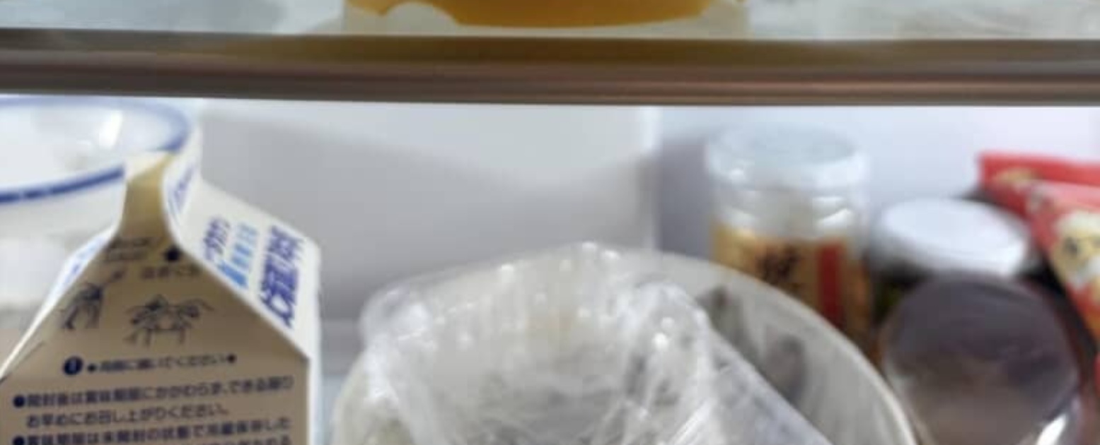 夫がラップをかけて冷蔵庫に……　妻「これは新しいライフハックかなんか？」→まさかの光景に「中身なんだろう」「気持ちだけは汲んで」（1/3） | ライフスタイル ねとらぼ