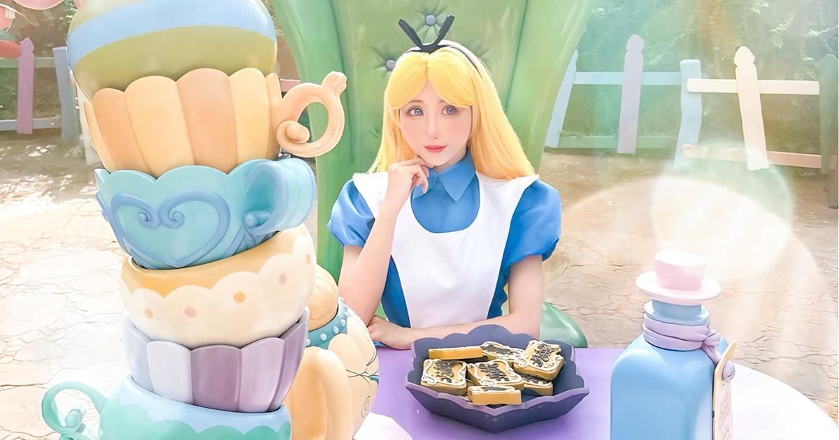 海外のディズニーランドで撮った“奇跡の仮装写真”→後ろから見ると…… 予想外の“理想と現実”に「大好きwww」「見えない努力」(1/2) | ディズニー ねとらぼ