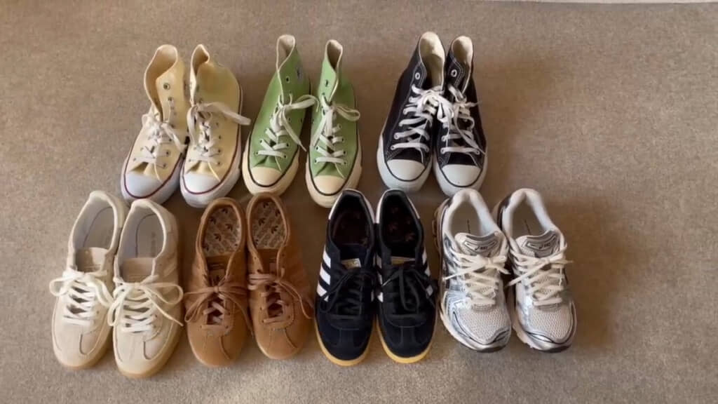 3足のコンバースと、3足のアディダス、そして1足のアシックスのスニーカーを使った着回しコーデが紹介されています