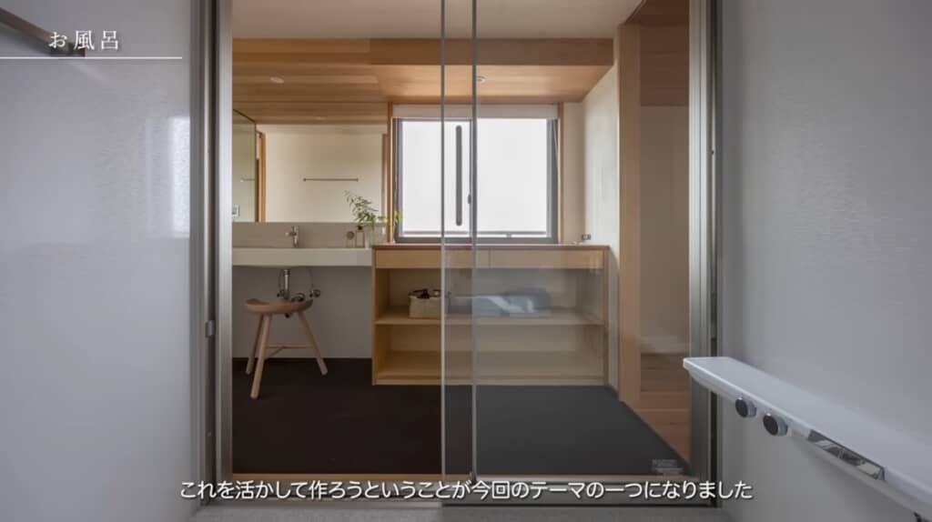 お風呂に入りながら外を眺めることができるように設計