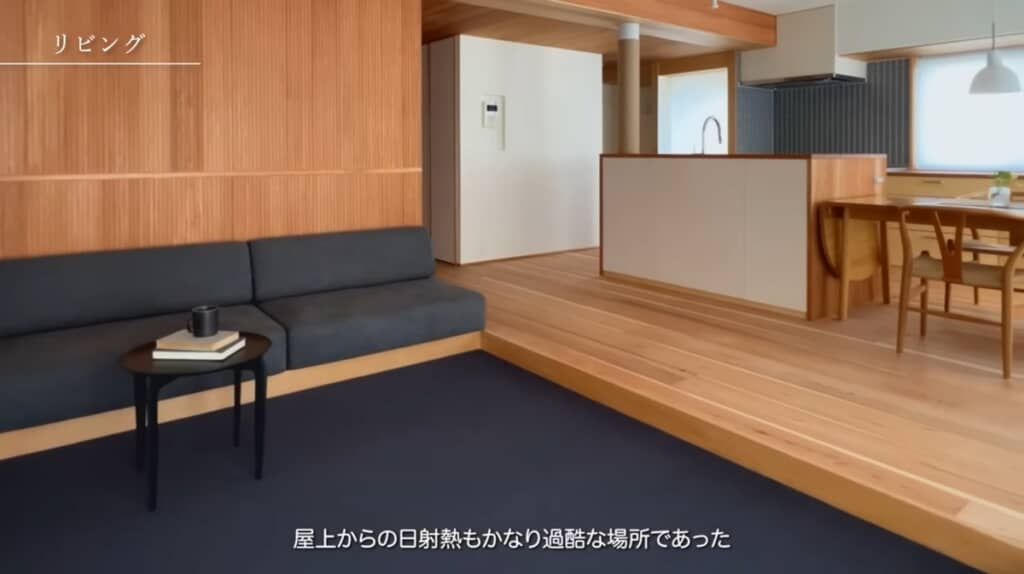 ソファはあえて窓に向けて設置