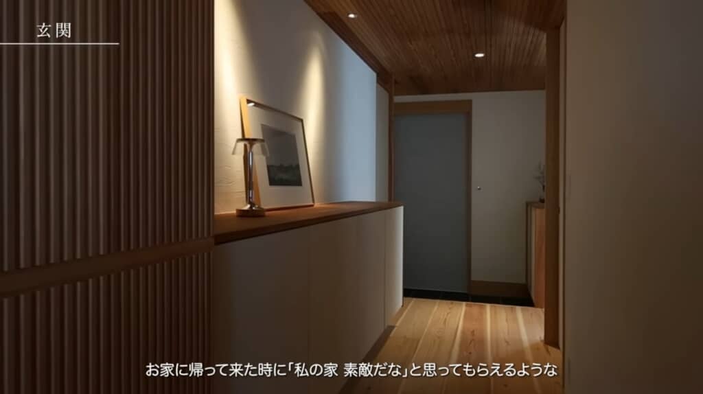 玄関に腰高の収納を作って、上部空間は広めに