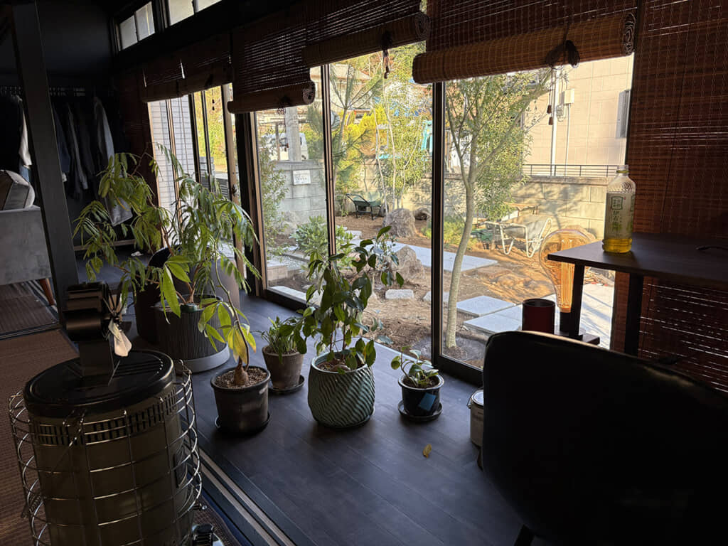 掃き出し窓と庭は昭和感たっぷり