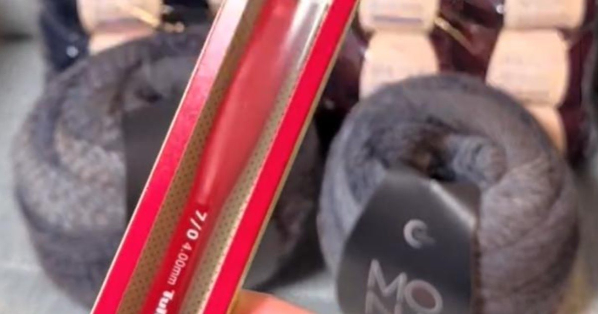 ユザワヤの毛糸“2玉半”→かぎ針で「六角形」に編んでいき、2週間後……「ここまで編むの凄い」　“冬に毎日使いたいアイテム”に反響（1/3） | ハンドメイド ねとらぼ