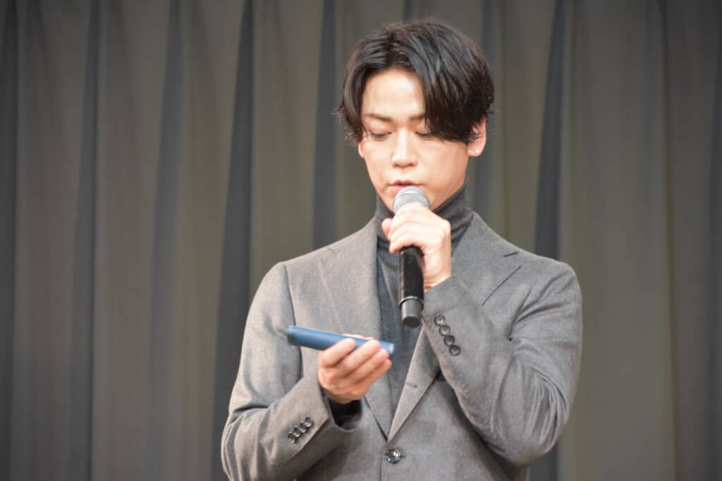 手には自前のワインオープナー