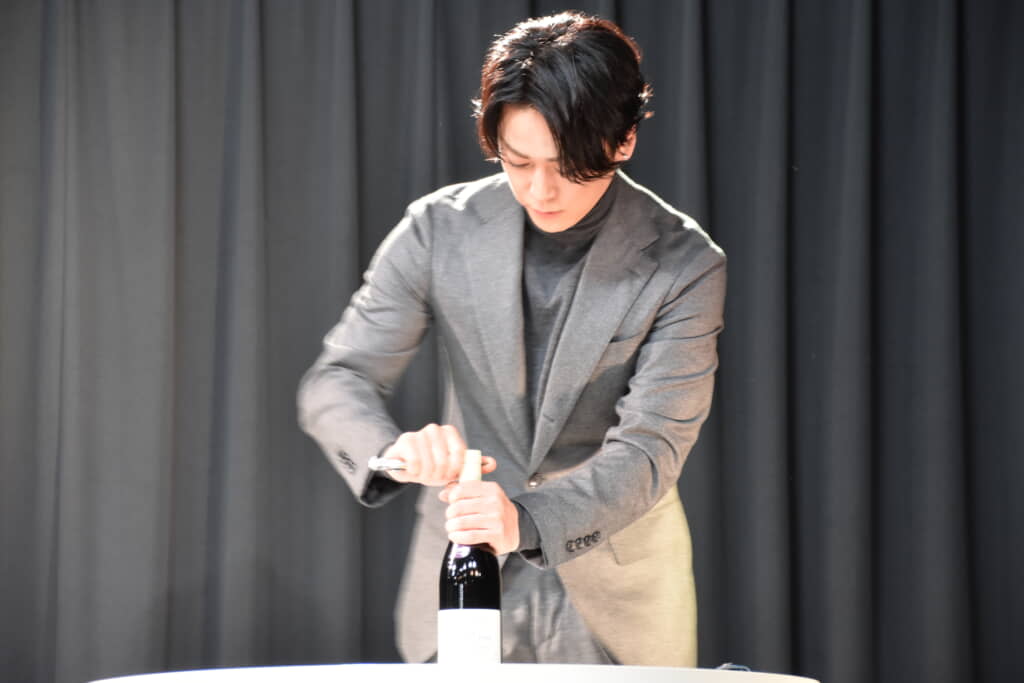 頑張って開ける亀梨さん