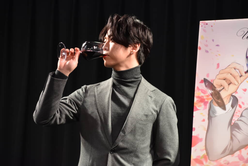 ワインを飲む姿が絵になる！