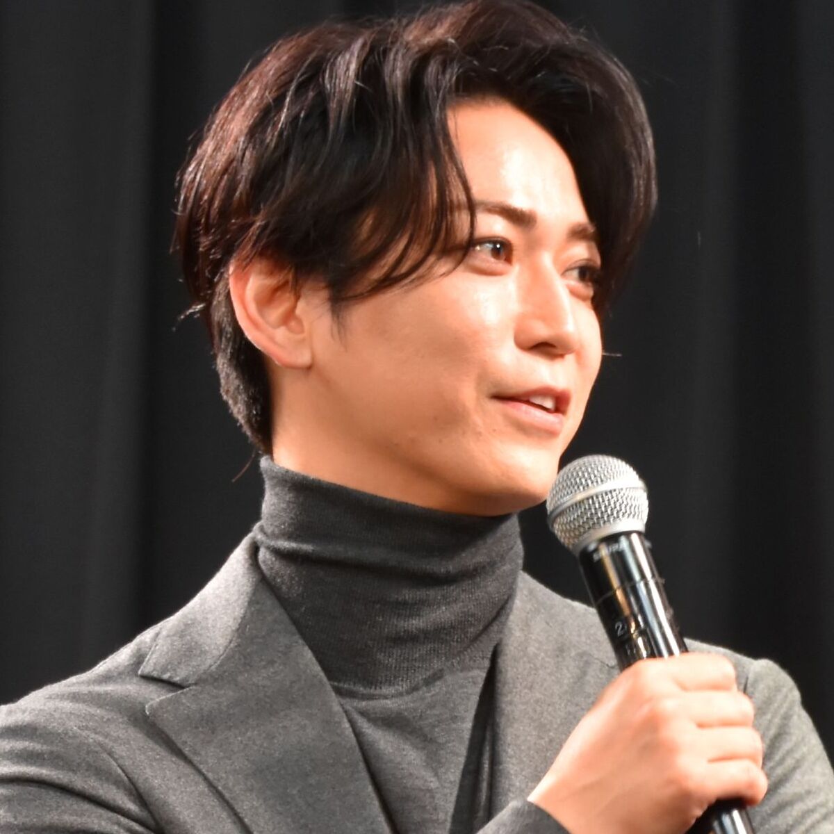 亀梨和也、ワイン片手に妖艶な表情を披露　アフレコ現場では“舌打ち禁止令”!?　山Pとの交流も明かす | エンタメ ねとらぼ