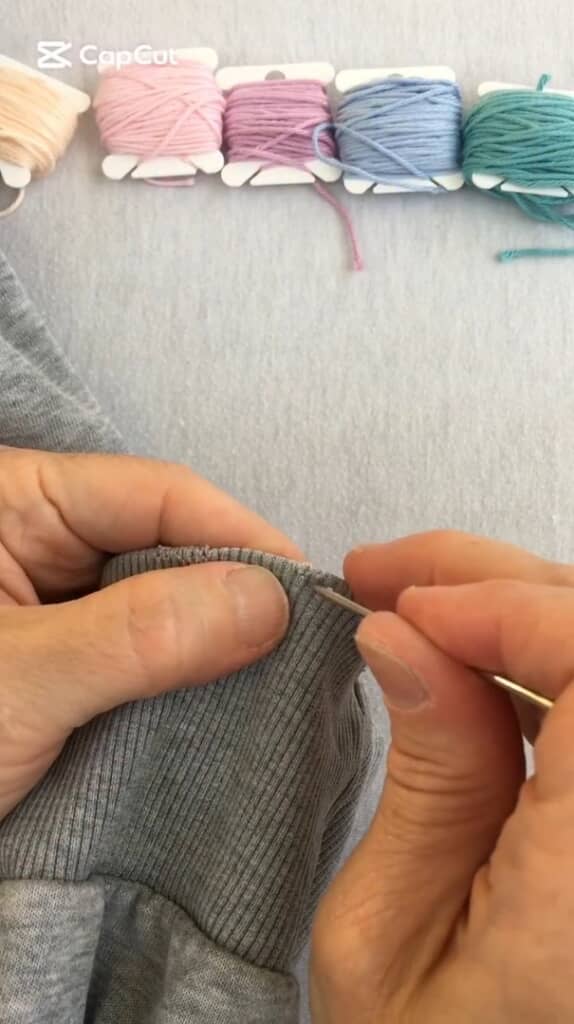 針で生地に穴を開けます