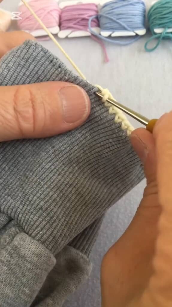 穴に糸を通してかぎ針編み