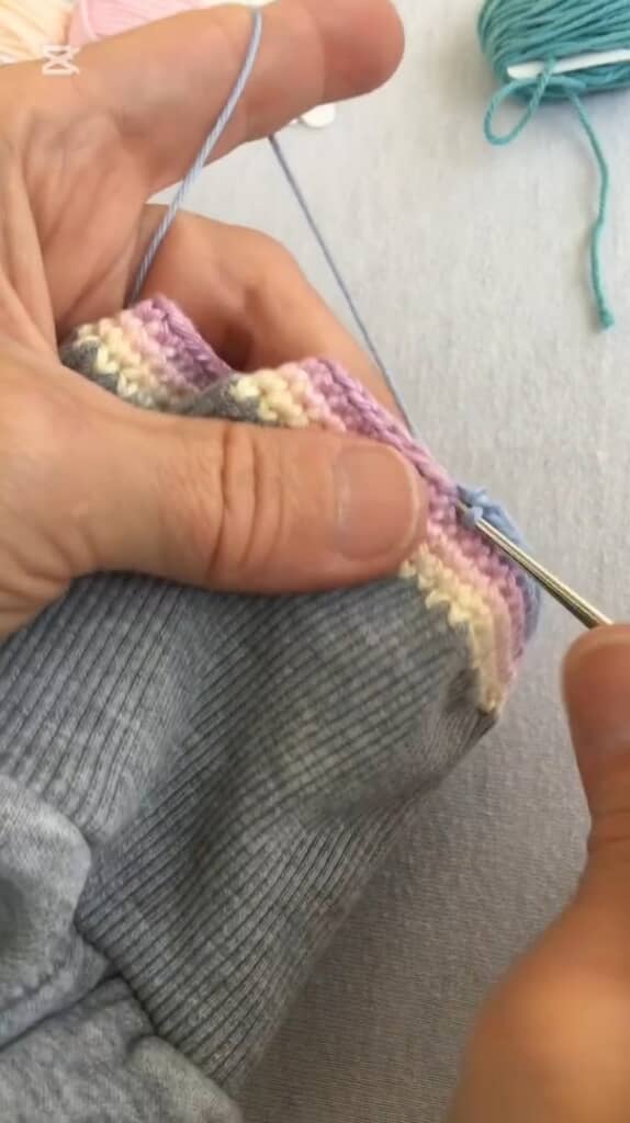 糸の色を替えてかぎ針編み