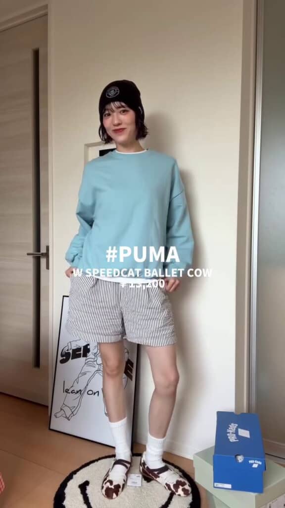 PUMAの「W SPEEDCAT BALLET COW」を履いている姿