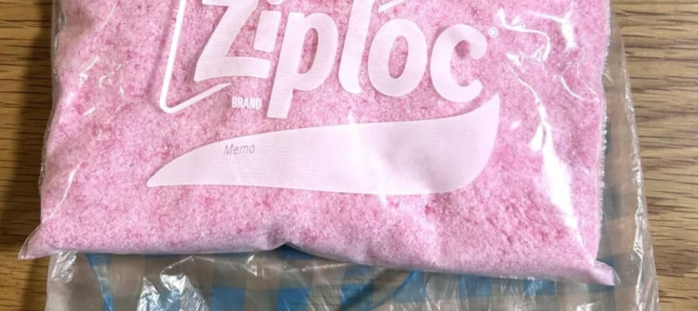 実家から届いた“大量の桜でんぶ”、よく見てみると……　まさかの正体に「狂気感じてしまいました」「タオルが畳んで入ってるのかと」（1/3） | グルメ ねとらぼ