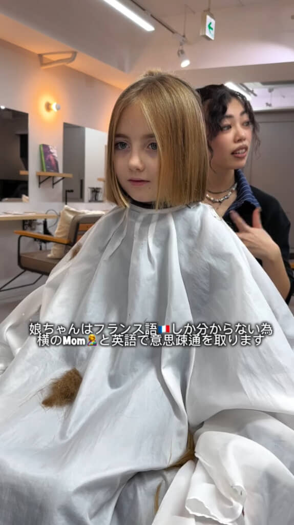 隣にママさんがいて見守っています