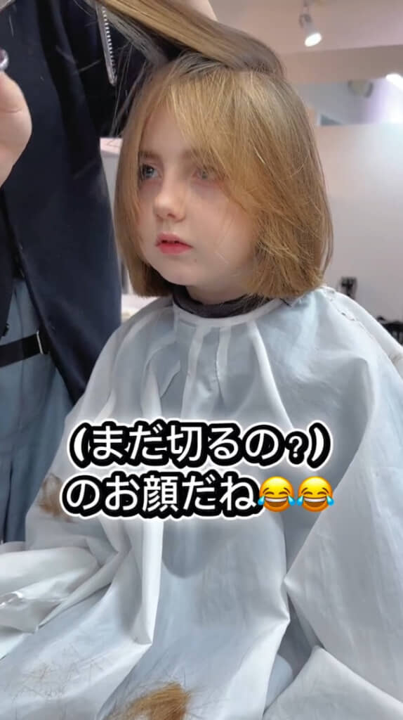 初めての日本の美容室に緊張している女の子