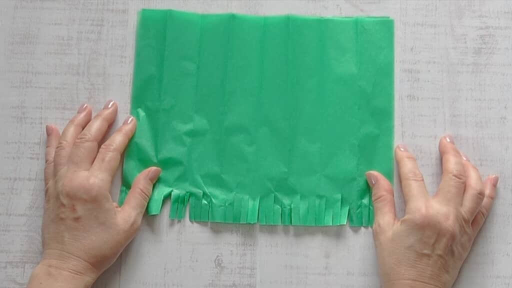 蛇腹折りにして切り込みを入れてから開きます