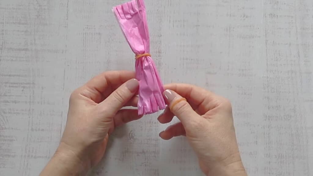 両端をカットして切り込みを入れます