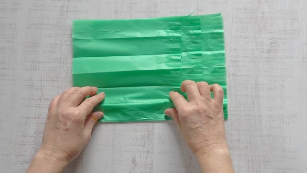 少しずらしながら重ねてもう一度蛇腹折りにします