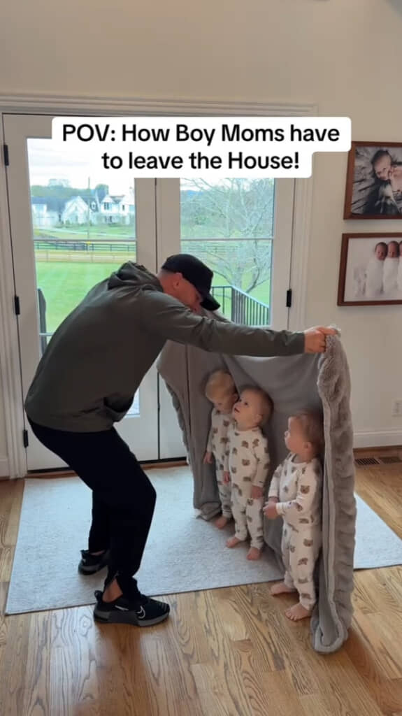 三つ子たちの後ろをブランケットで隠すパパさん